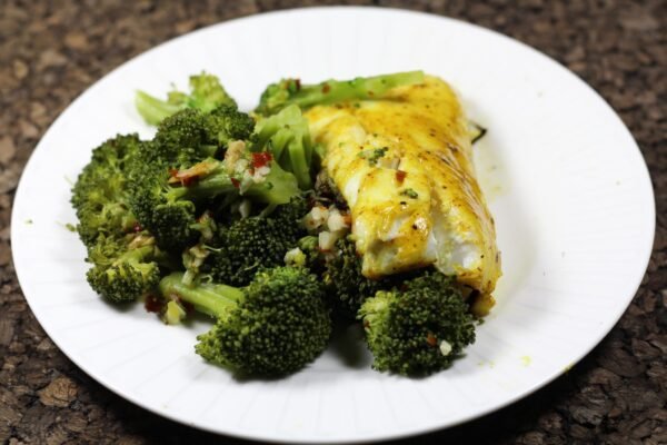 Grilled Lemon Curry Haddock Recipe - With just 5 ingredients & 30 minutes, you can enjoy a delicious fish recipe tonight! Brand new recipe made with @sizzlefish haddock and a creamy, savory marinade that is packed with flavor!